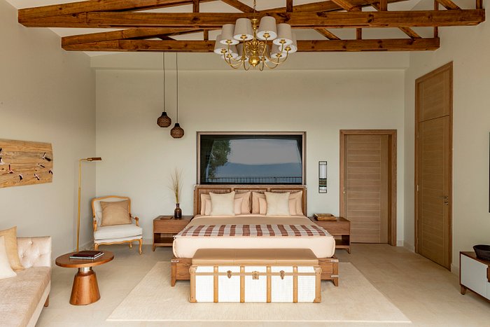 Ngorongoro Lodge room